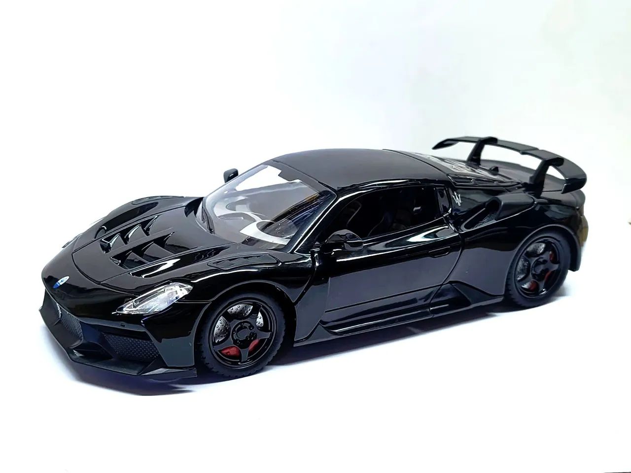Maserati GT2 - Escala: 1:24 Carro de ferro
