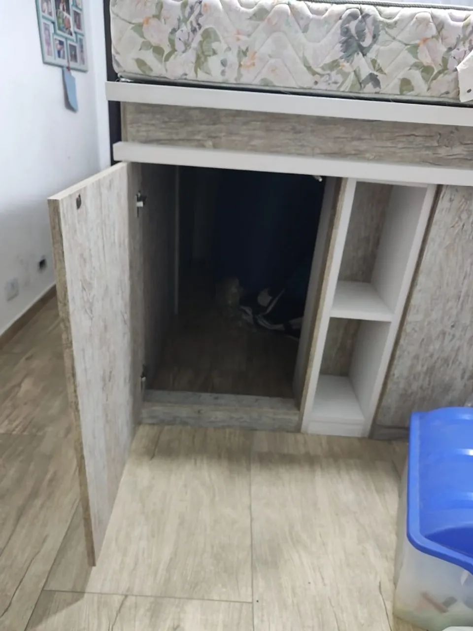 cama Queen com colchão e espaço para guardar objetos e roupas embaixo, - Foto 3