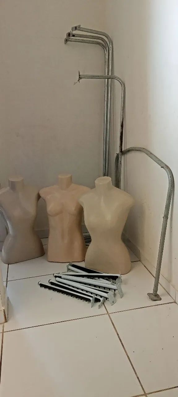 Manequins meio corpo e araras de roupa semi novo 