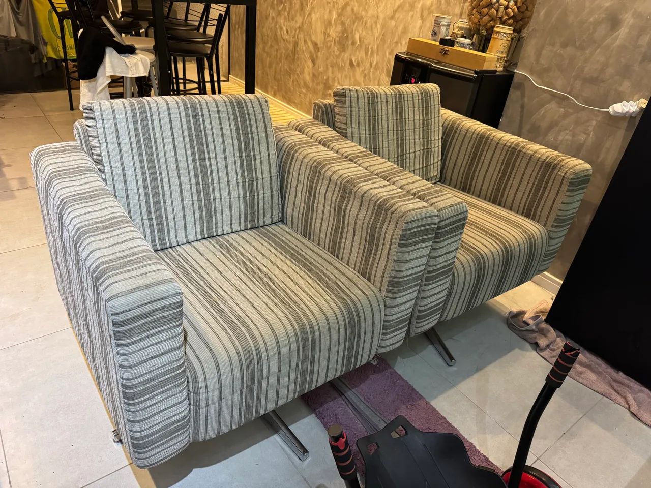 Conjunto com 2 Poltronas/Sofás Individuais - Bom Estado