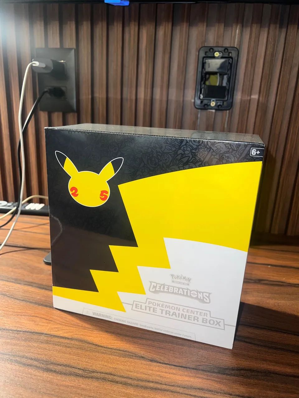 ETB Celebrations 25th anniversary - Edição do *Pokémon center* 