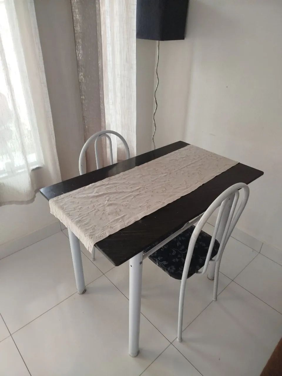 Mesa retangular em aço e tampo de granito com 2 cadeiras. - Foto 2
