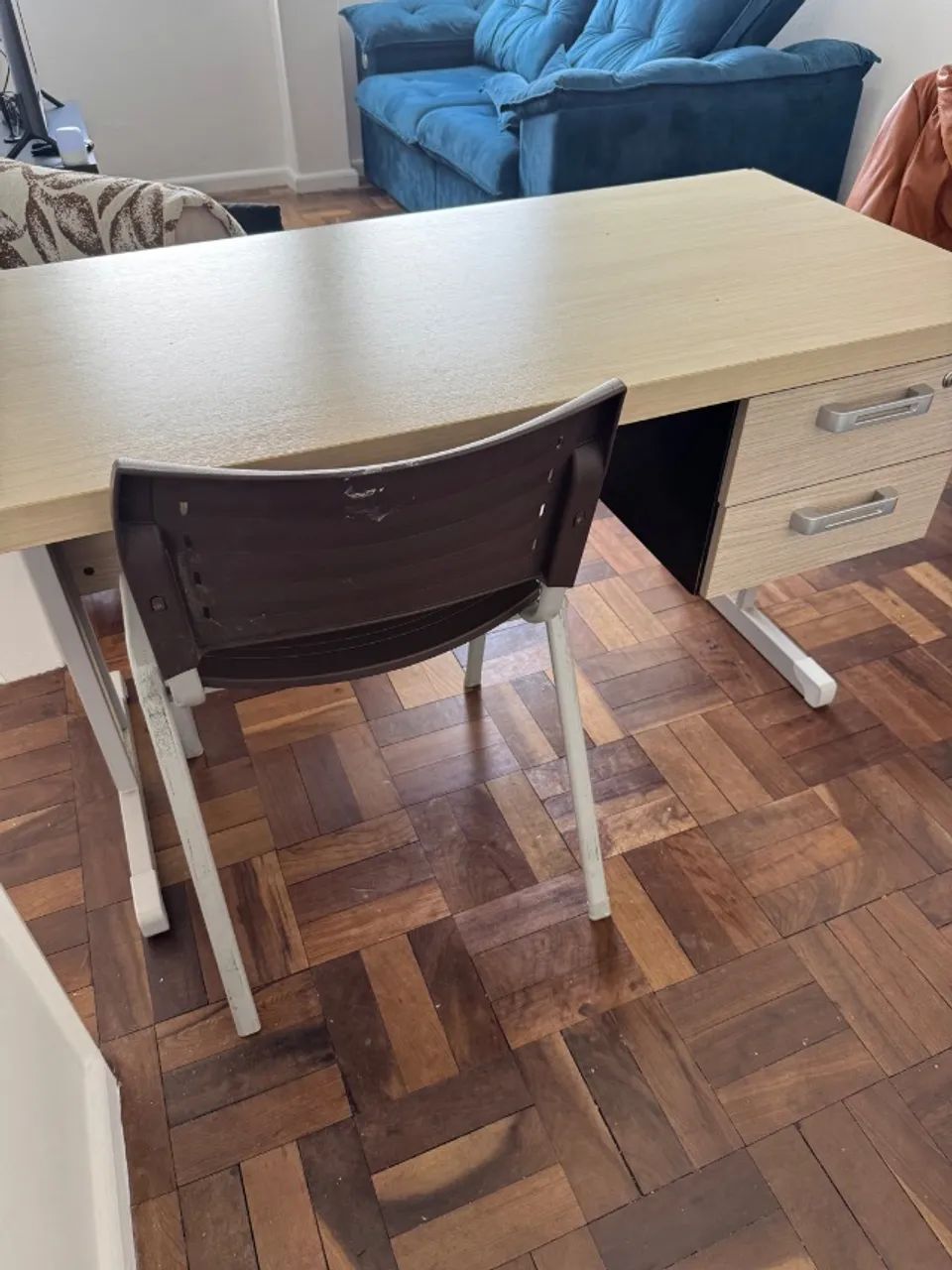 Mesa de escritório retangular e cadeira de plástico. - Foto 3