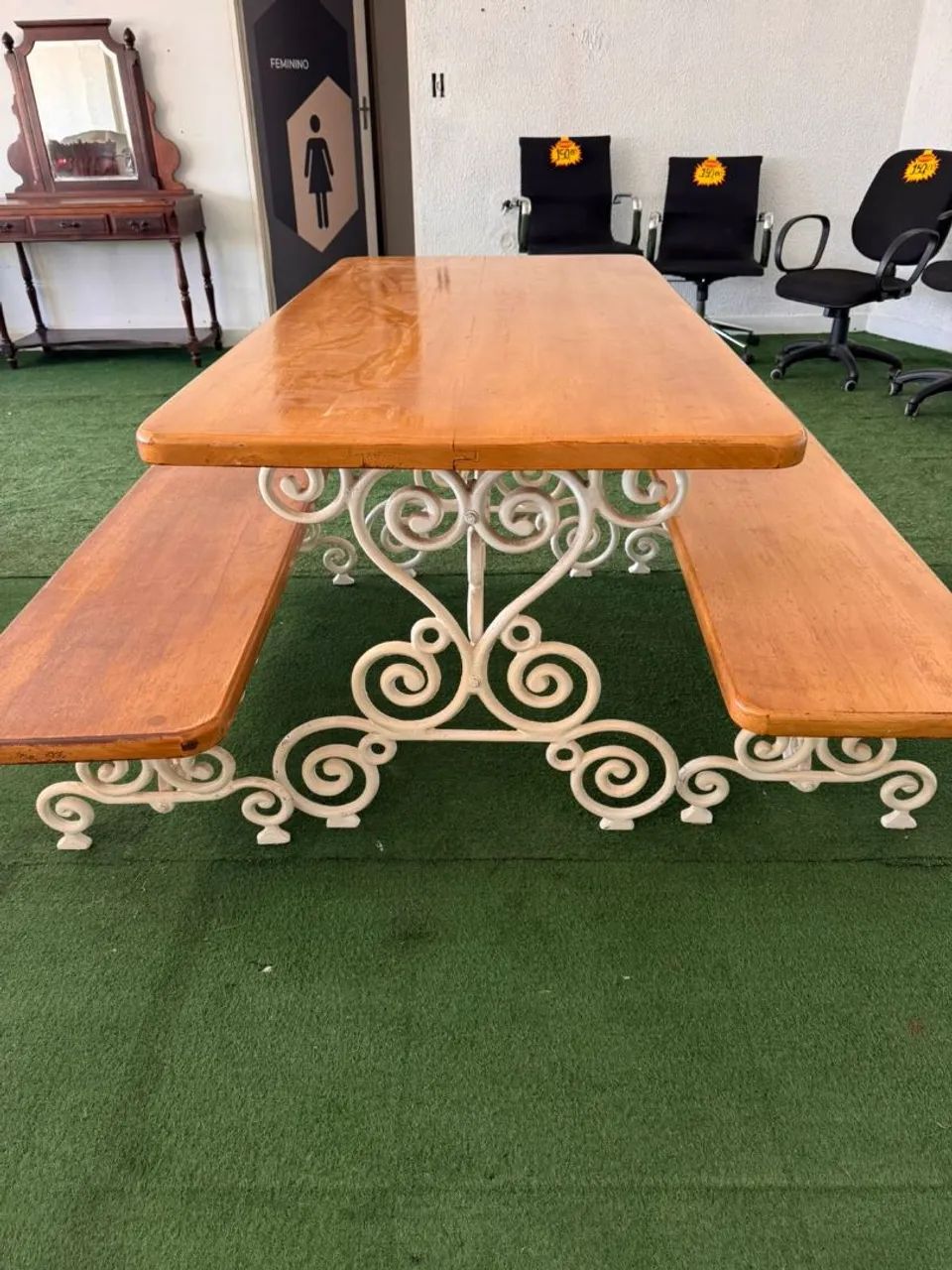 Mesa de madeira com base de ferro 2 bancos - Foto 4