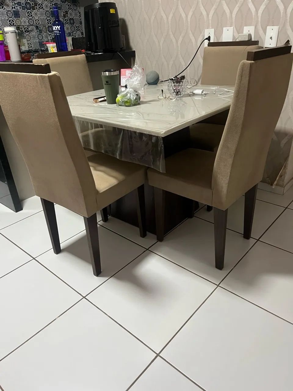 Mesa com 04 cadeiras 