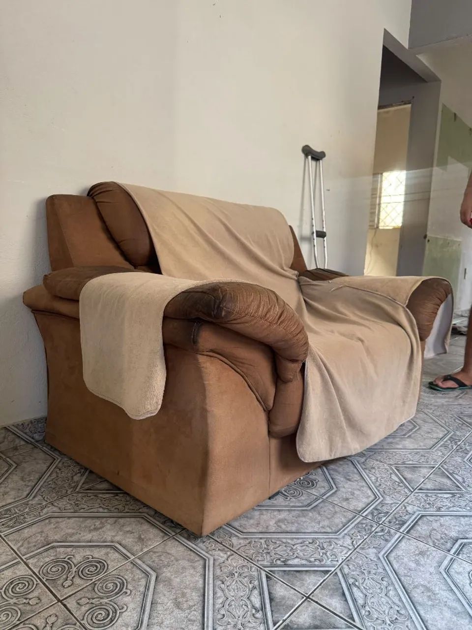 2 SOFÁS  (2 lugares e 3 lugares) - PRA SAIR RÁPIDO - zerado, so precisa de uma lavagem - Foto 2
