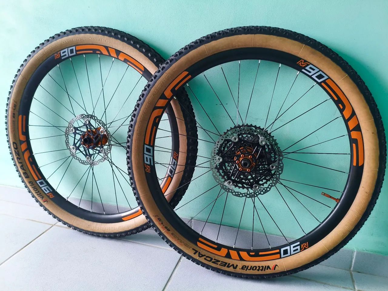 Par aros 29 carbono com pneus - Foto 2