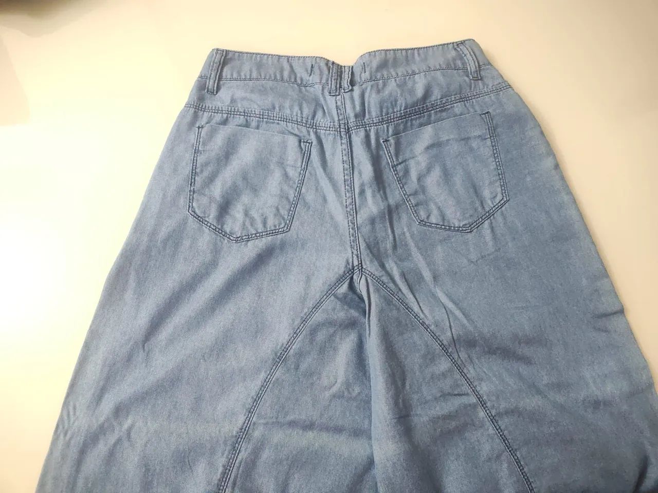 Calça de Boca Larga, Jeans Claro e Numeração 44 . - Foto 3