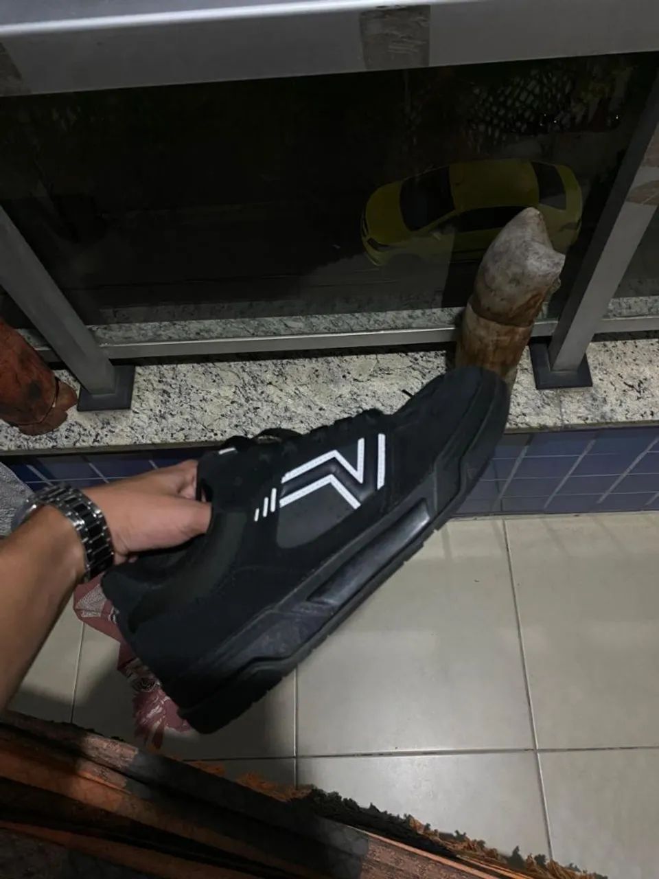 Tênis vans pulando Black white