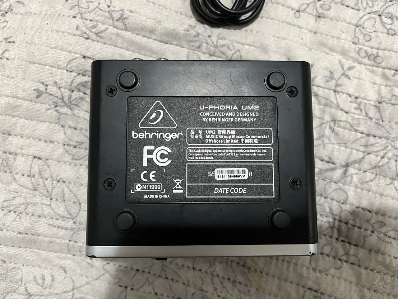 Placa de Áudio Behringer U-Phoria UM2 + Cabos | Home Studio444676707462031363