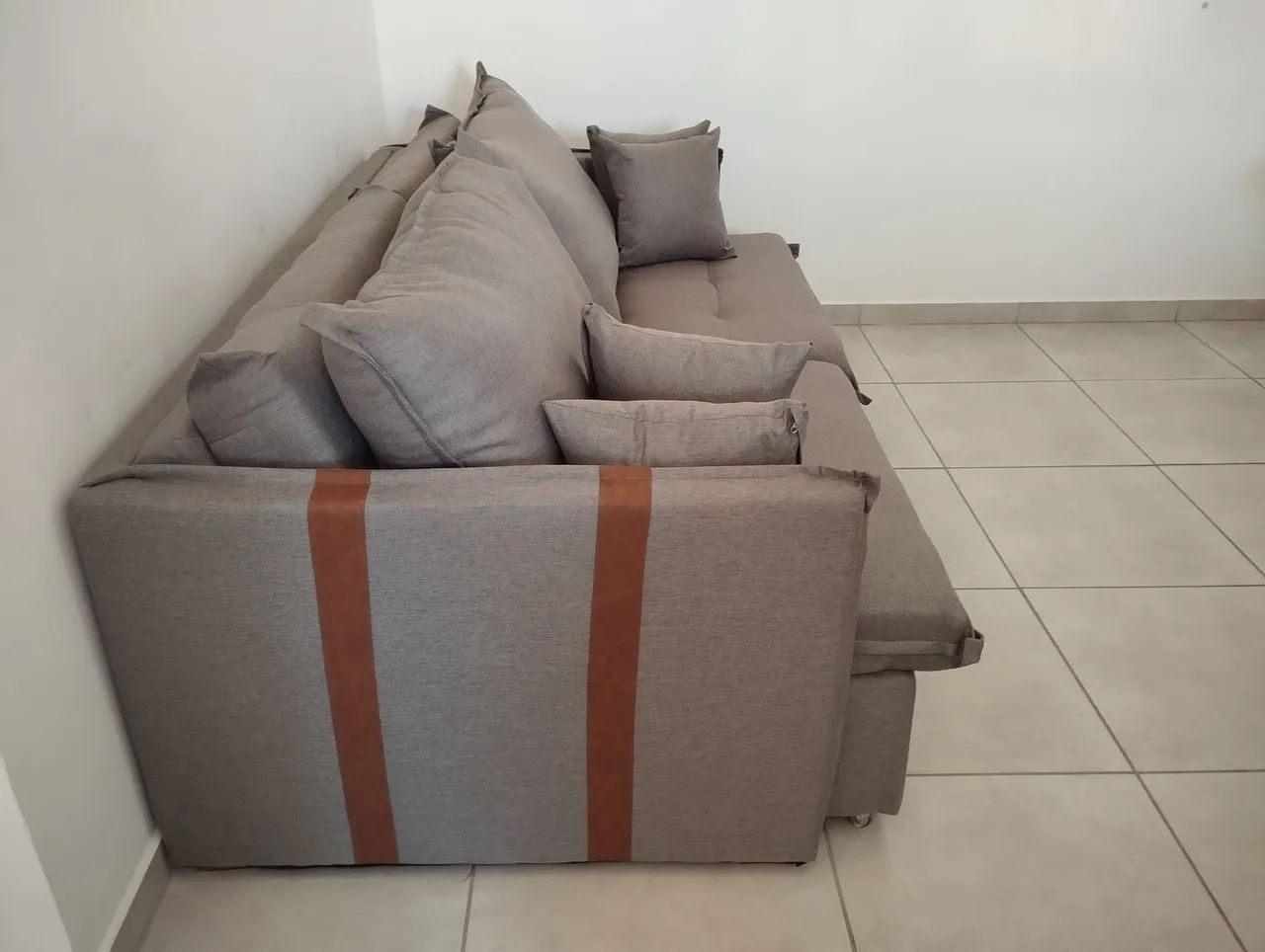 Sofá Retrátil Cama em Linho Cinza com almofadas  - Foto 3