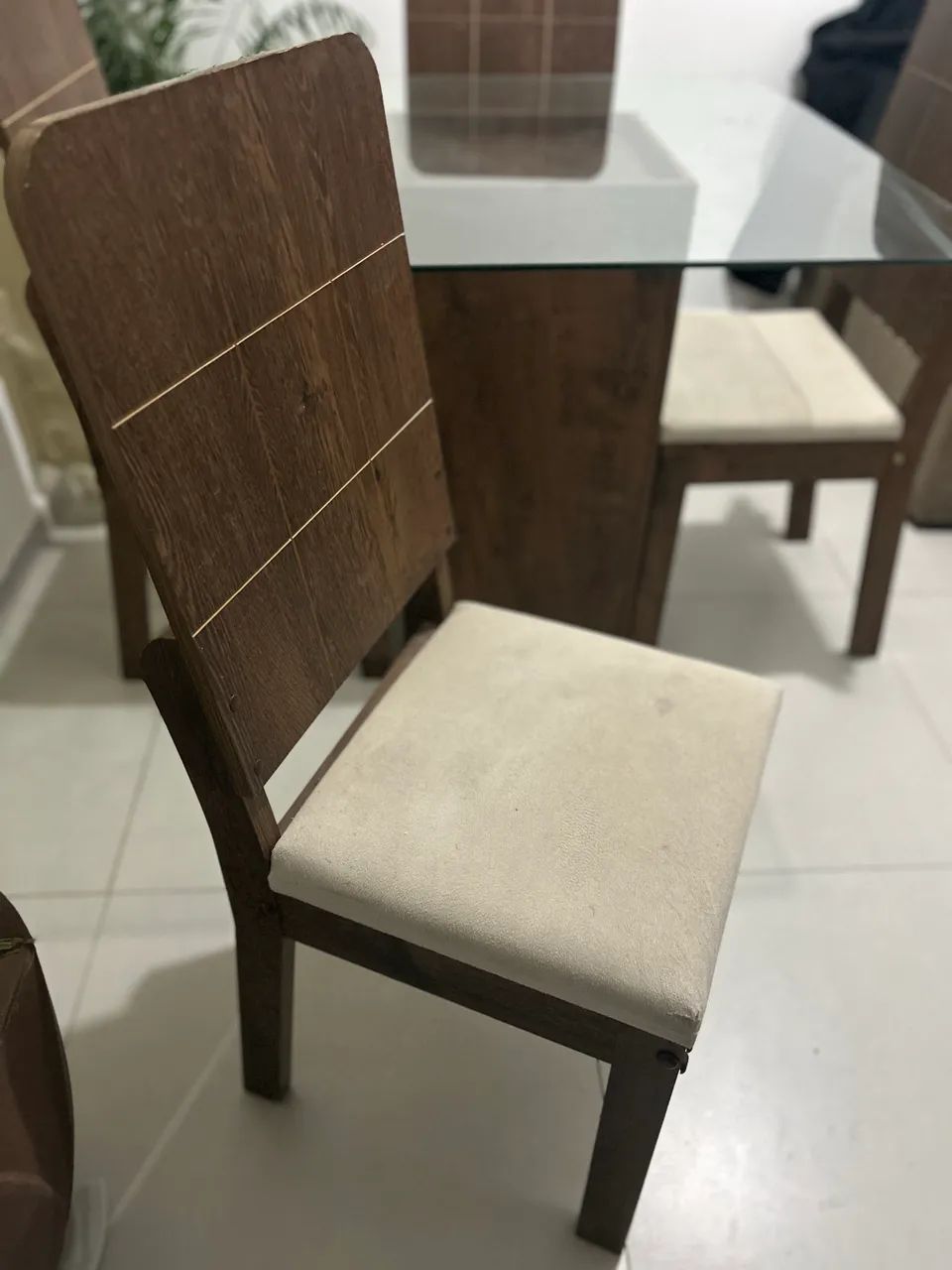 Mesa jantar de vidro com 4 cadeiras estofadas  - Foto 3