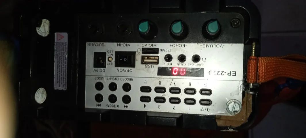 Vendo caixa de som bluetooth com rádio FM, leitor de cartão de memória, pen drive e aux - Foto 3