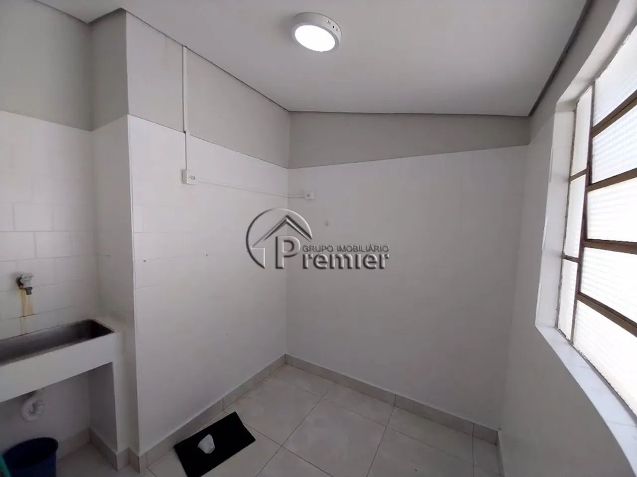 Salão comercial com ar condicionado de trinta e sete metros quadrados para locação no Cent - Foto 3