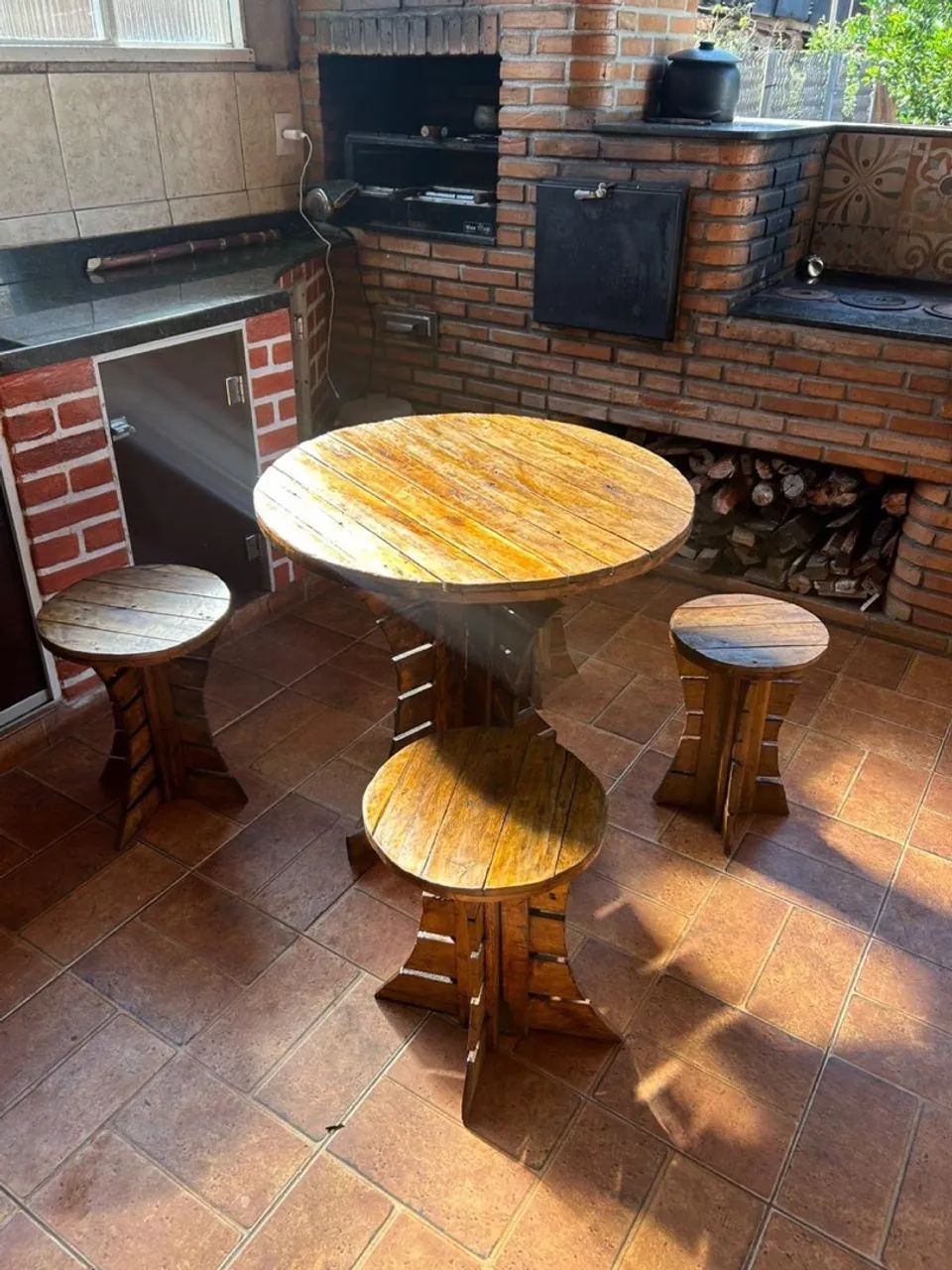 Mesa e bancos em madeira 