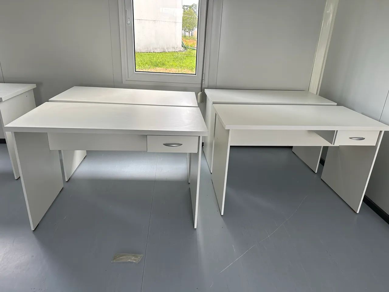 Mesa de Escritório em MDF com tampo grosso e 1 Gaveta - Nova