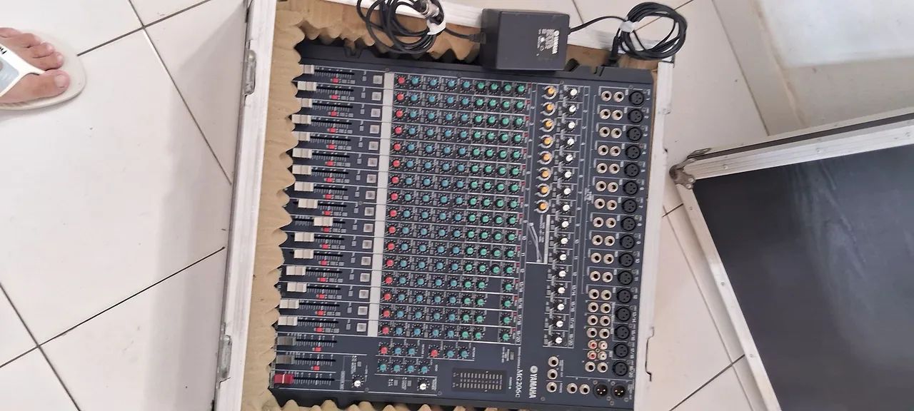 Mesa yamaha MG 206c semi nova + case - Foto 3
