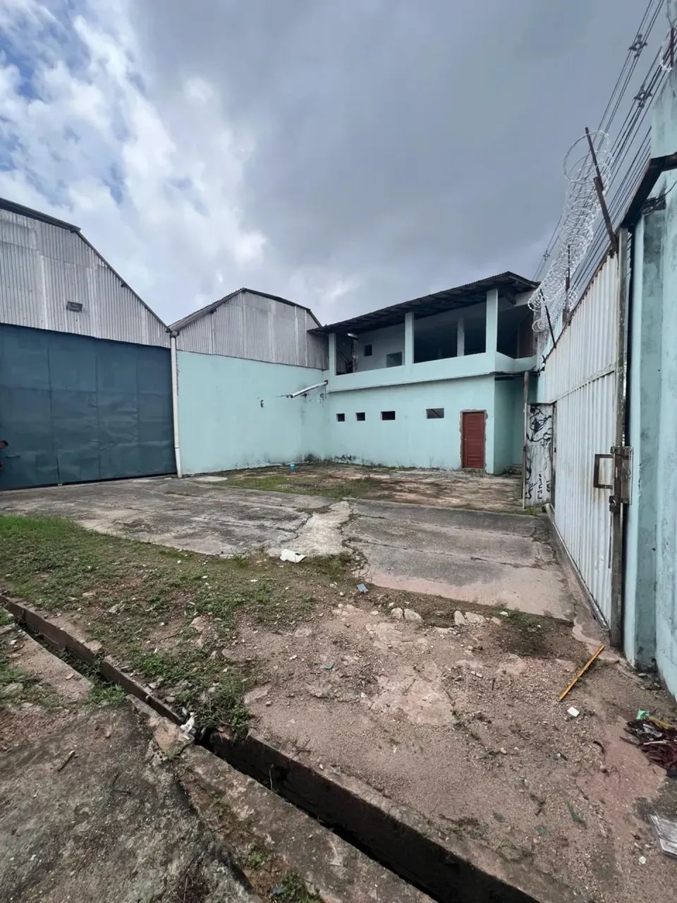 ALUGA: GALPÃO  COM 1.500 M2 PÉ DIREITO DUPLO - Foto 2