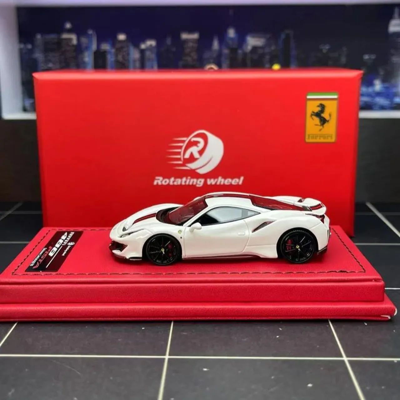 Ferrari 488 Pista Rotating Wheel 1:64 Edição Limitada 37/99 - Foto 2