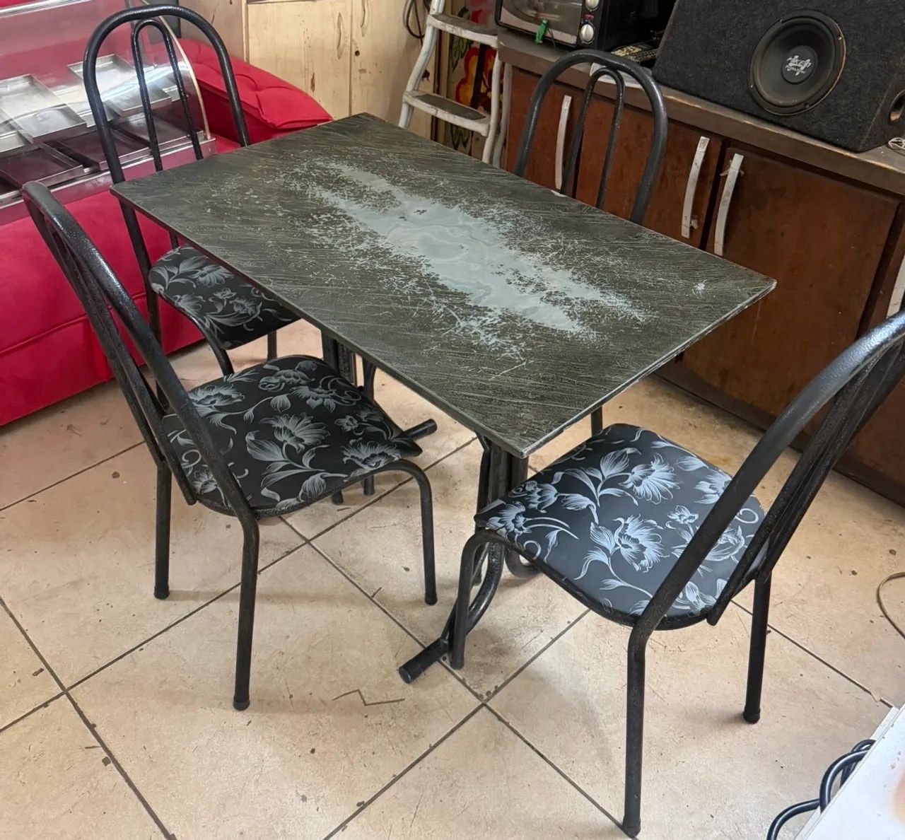 Jogo de mesa com 4 cadeiras tampo de pedra usada barata  - Foto 4