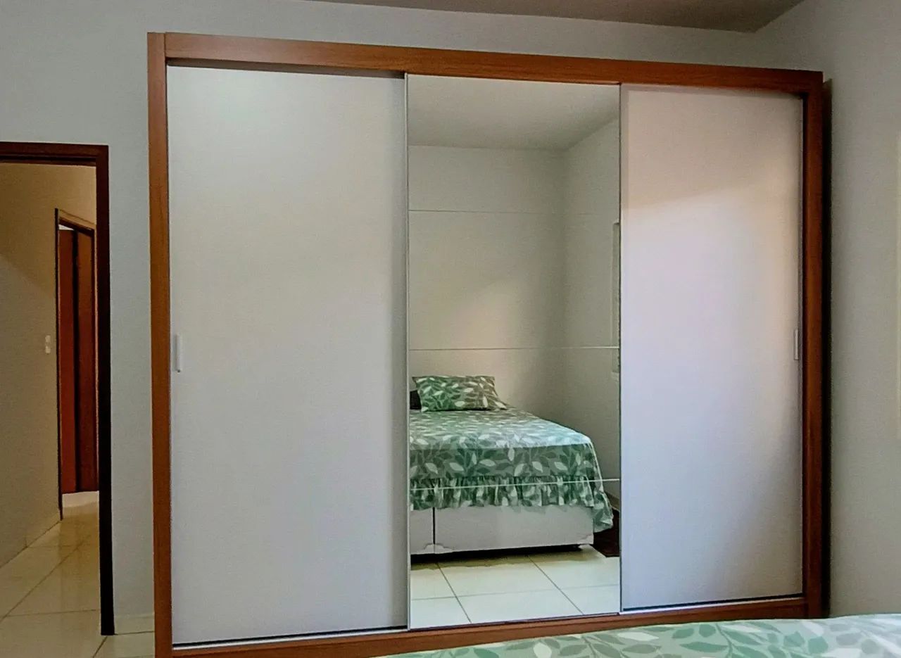 Guarda Roupa de Casal com portas de correr e espelho - Foto 2