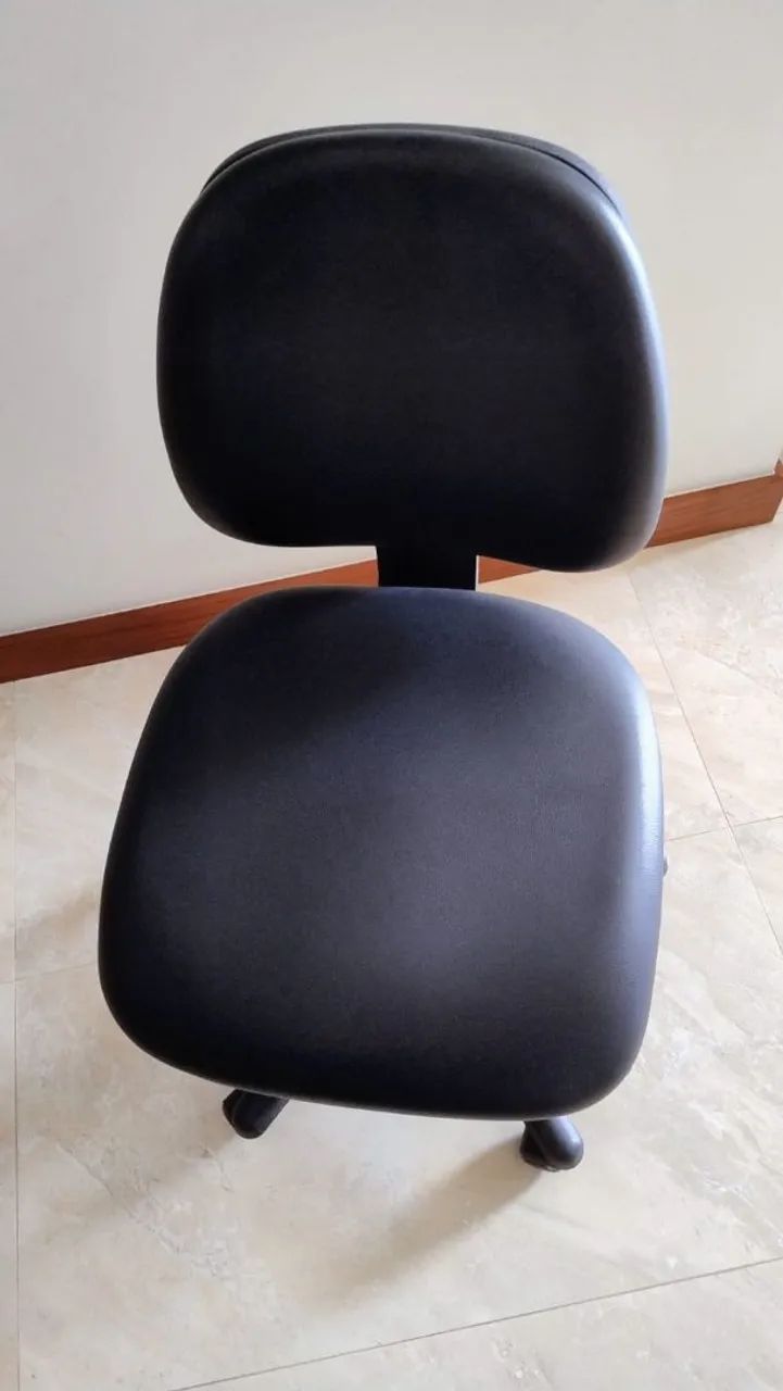 Cadeira em couro ecológico preta caixa alta reforçada com rodinhas Flexform com regulagem  - Foto 2