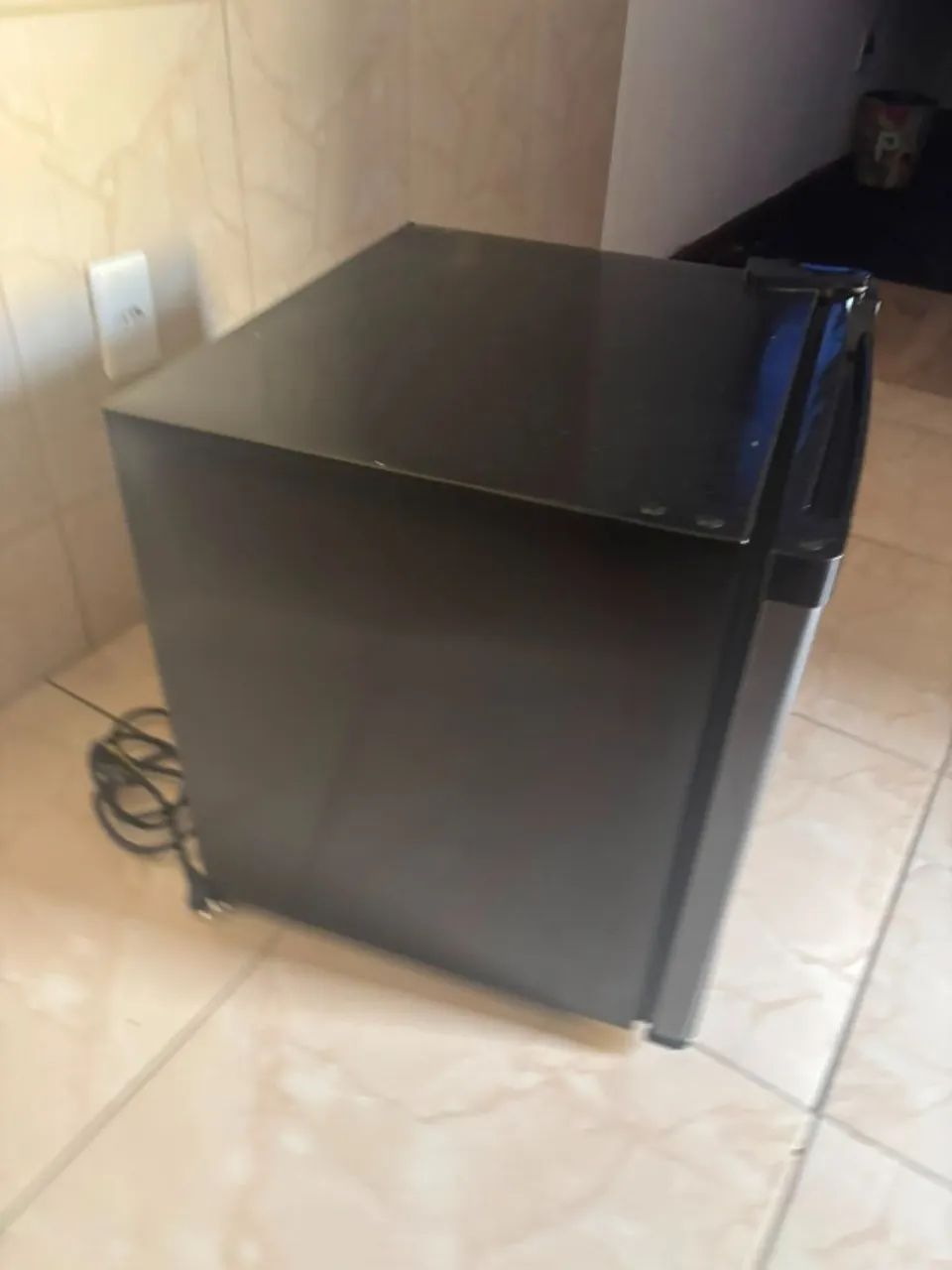 Frigobar Preto com Inox 45L Midea 110 - Foto 2