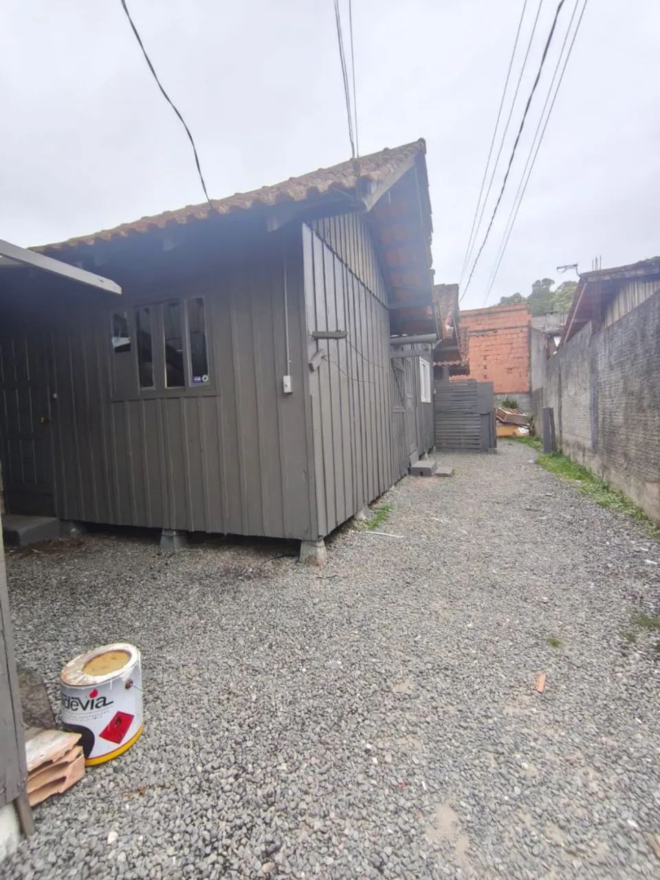 Alugo kitnet de madeira 3 comodos