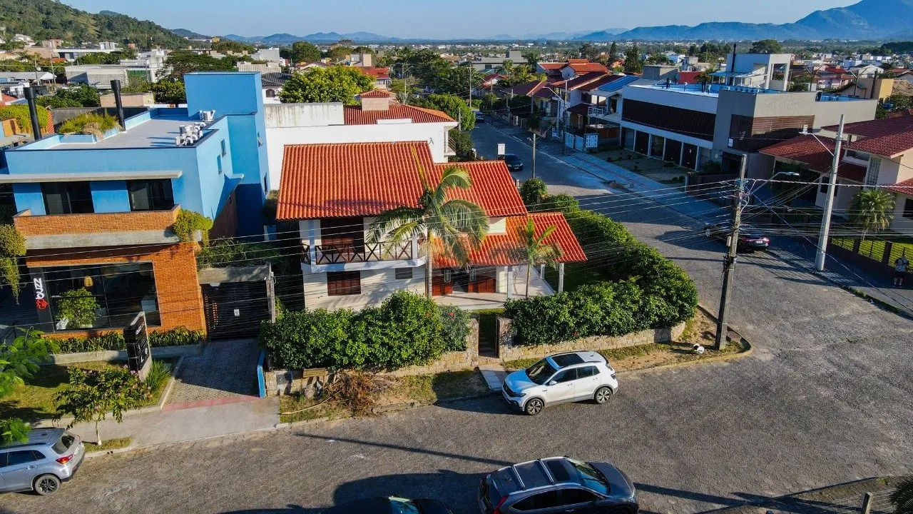 Casa com 4 quartos, 1 suíte, Bairro Centro, Garopaba/SC - Foto 2