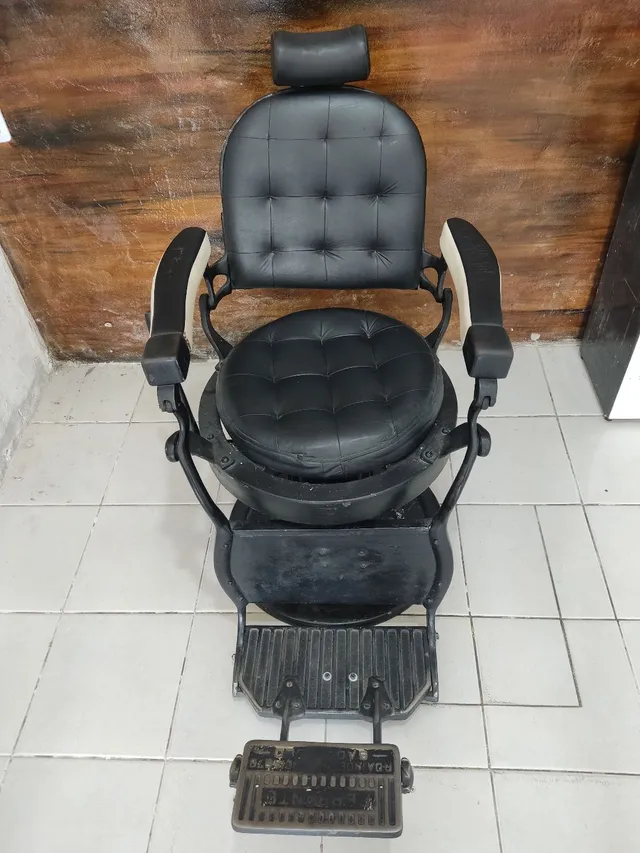 Cadeira De Barbeiro Antiga Ferrante Anos 50 Restaurada - R$ 6.990,00   Cadeira de barbeiro antiga, Cadeira de barbeiro, Projeto de barbearia