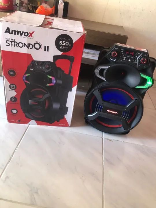 Uma caixa de som está funcionando perfeitamente 