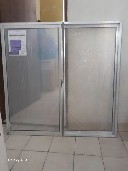 Vendo 01 JANELA DE ALUMÍNIO E VIDRO LISO TAMANHO 01 Metros Por 01 Metros  - Foto 4