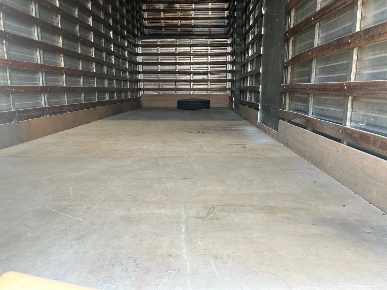 Mercedes 710 baú único dono - Foto 11