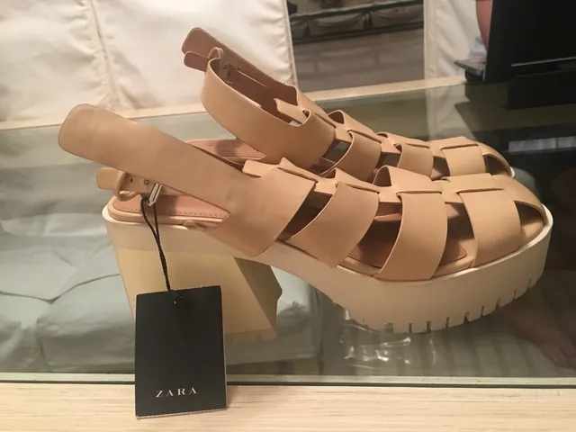 Sandália 38 Zara nova