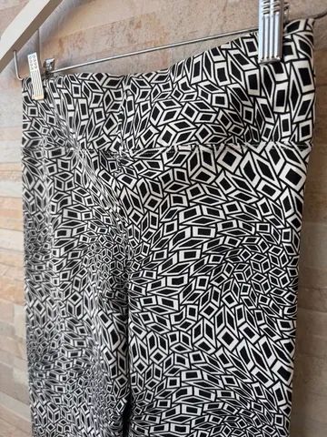 calça flare estampada, tamanho P. - Foto 4
