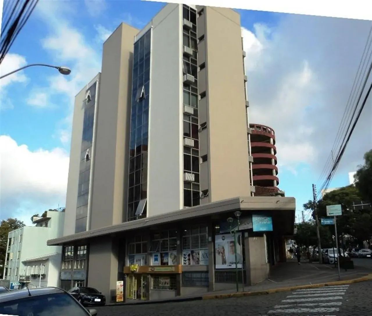 Excelente sala comercial com frente para a Rua Júlio de Castilhos. Área privativa: 38,42m.
