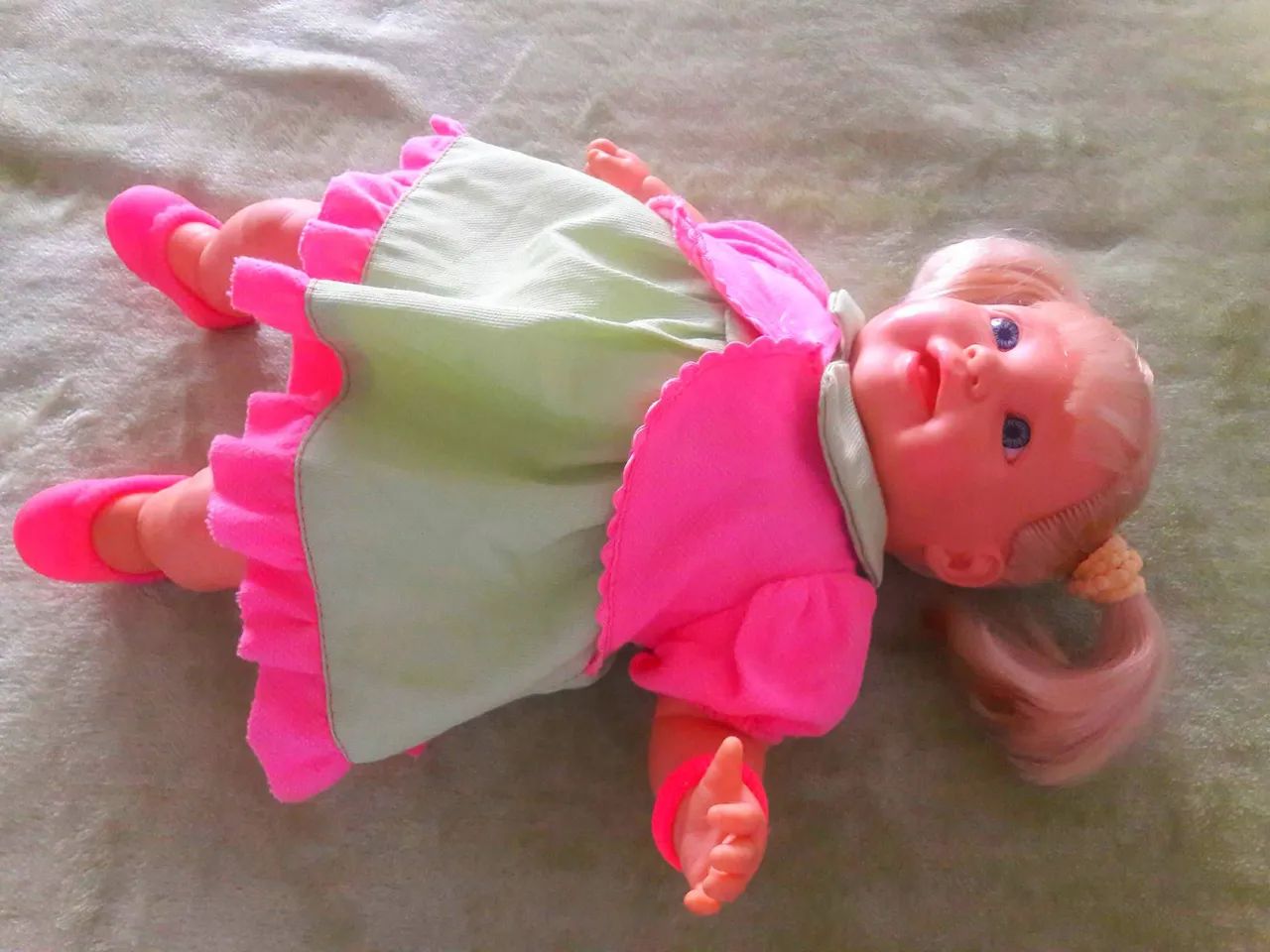 Boneca Bebê com Roupa Rosa e Verde - Foto 2