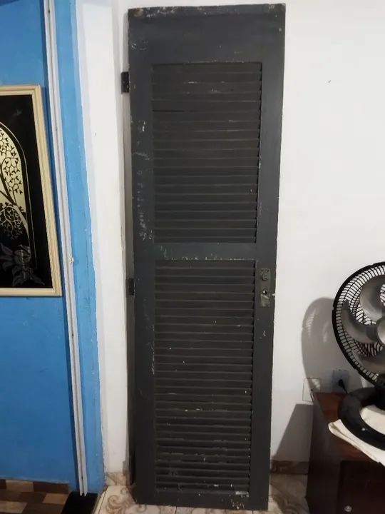 Porta de madeira antiga com venezianas - Foto 4