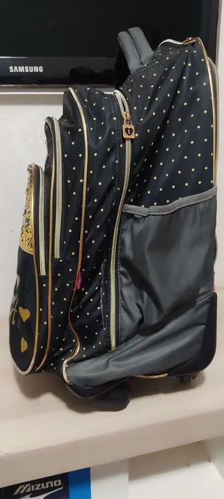 Mochila escolar grande da marca kuka.  - Foto 3