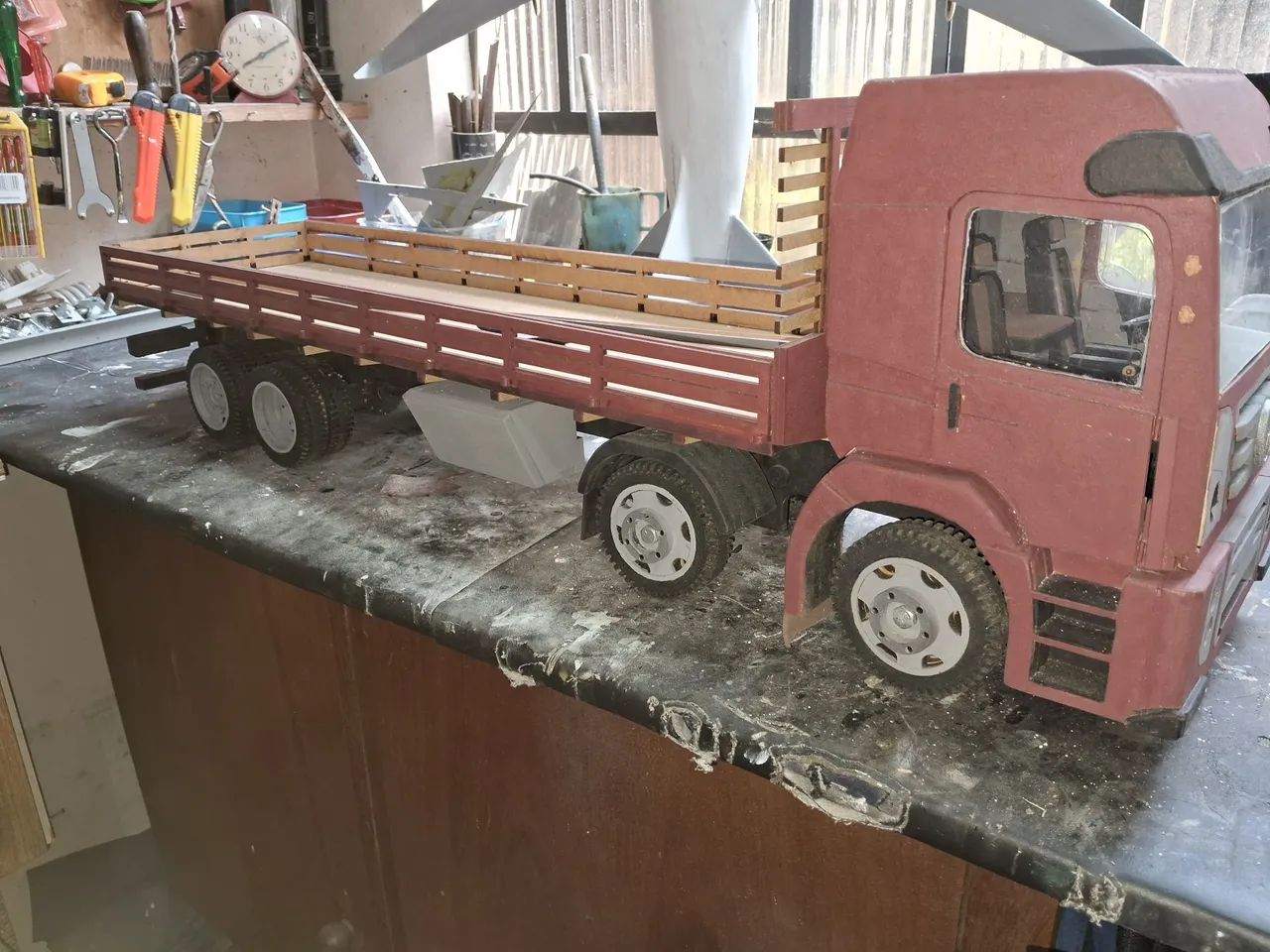 Caminhão modelo em madeira