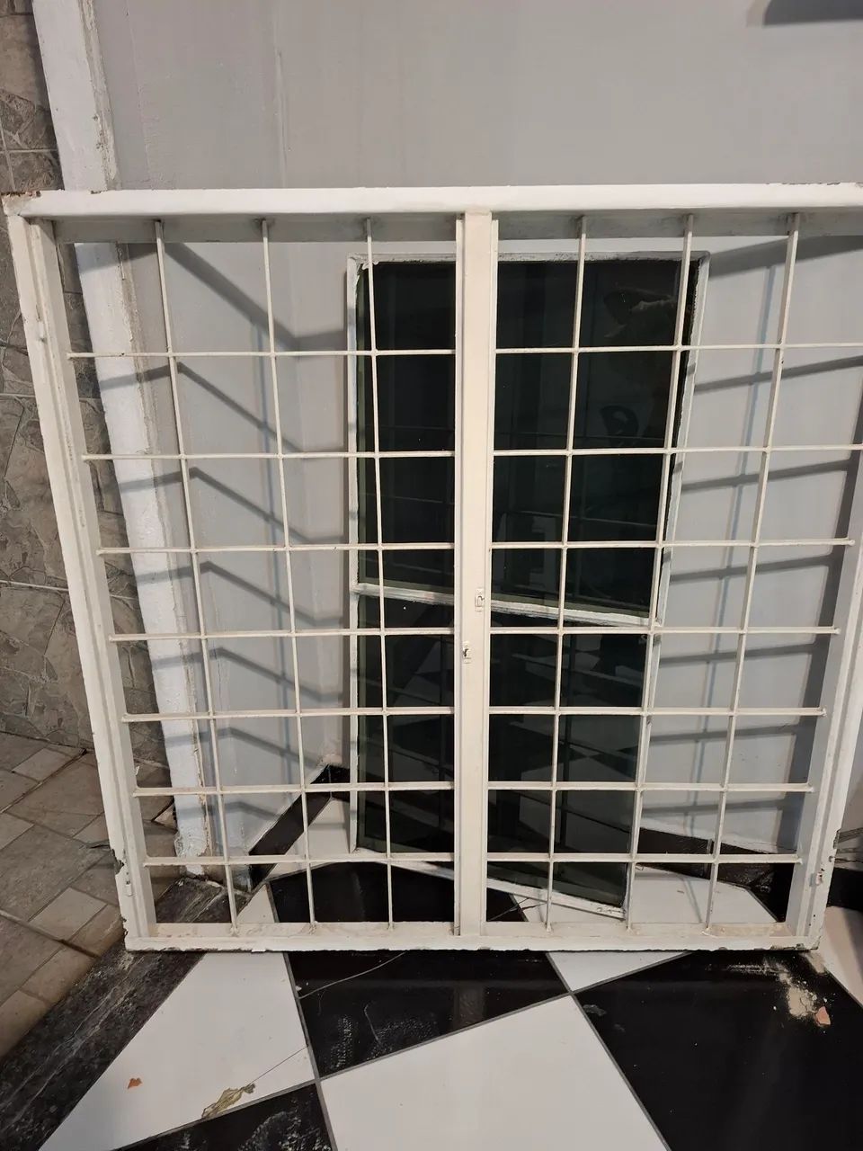 Janelas com grades de proteção e porta  - Foto 3