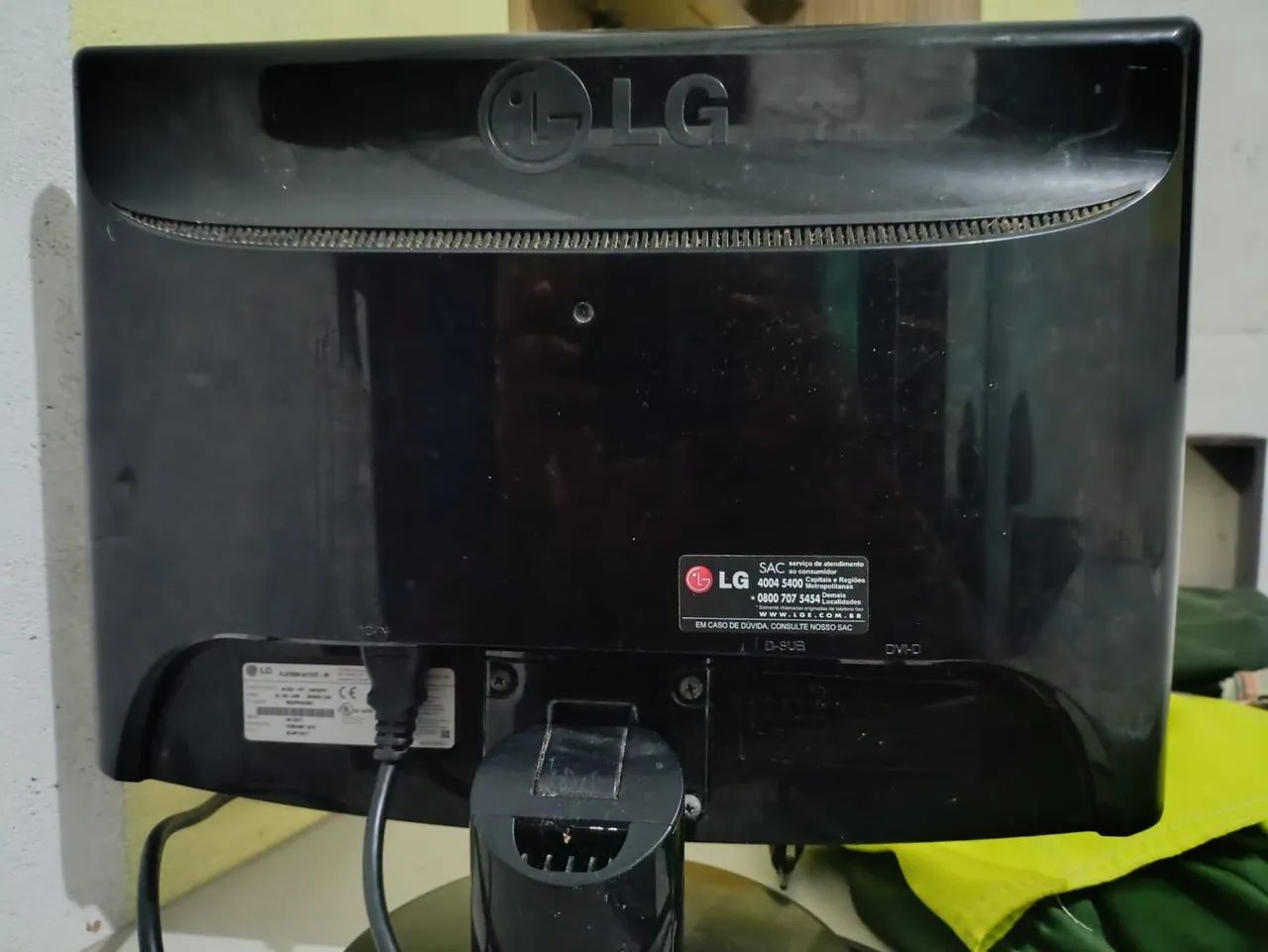 LG Monitor (with defect)64308010458625121