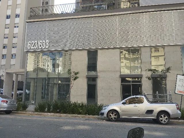 Linda loja comercial envidraçada e com pé direito alto na Rua Estilo Barroco - Foto 4