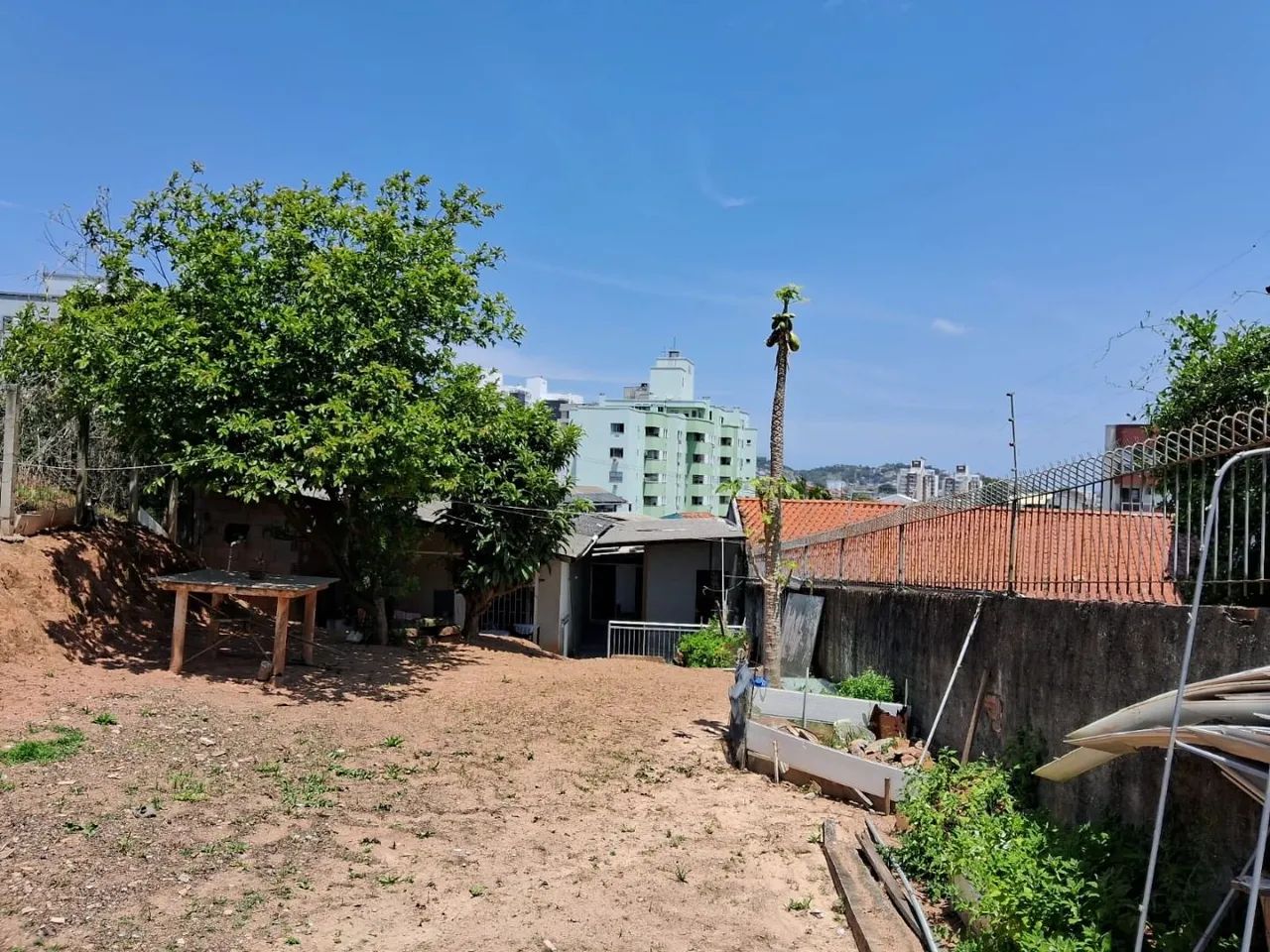 Terreno com 690m² + 2 casas - À venda no Estreito