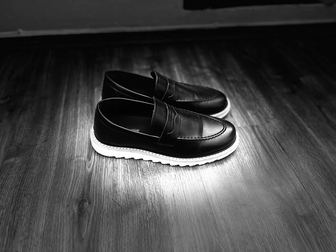 PRA SAIR HOJE !! Sapatos Loafer Modernos - Preto com Solado Branco