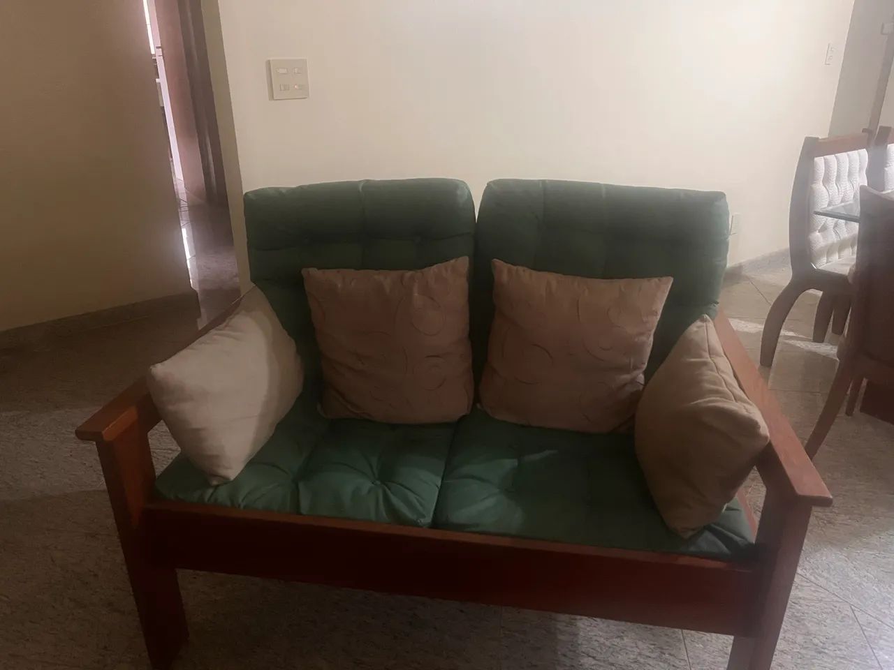 Sofá em madeira maciça 64596060855555120