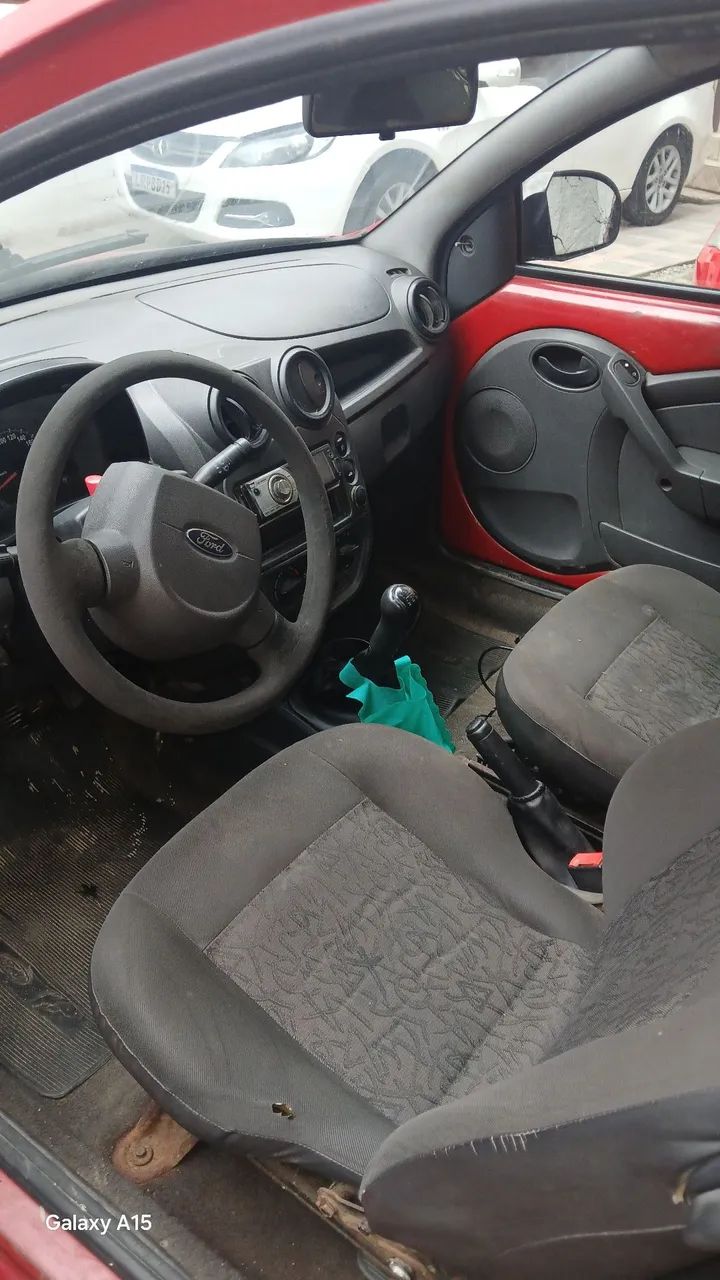 Ford Ka 2011 ,troco com volta em dinheiro,carro andando , motor bom ,com documento
