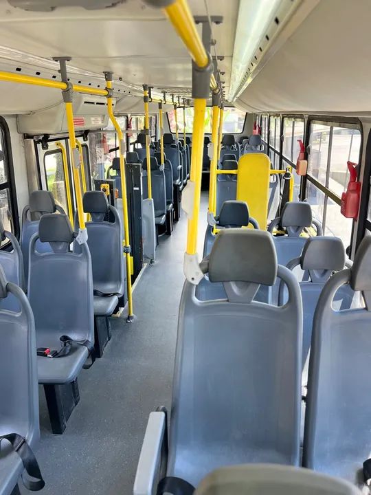 Ônibus urbano de fretamento muito novo único dono . - Foto 7