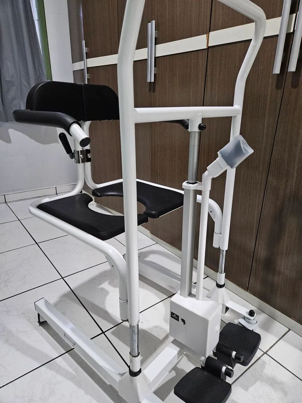 Cadeira de Transferência Multiuso com Elevação Eletrônica.