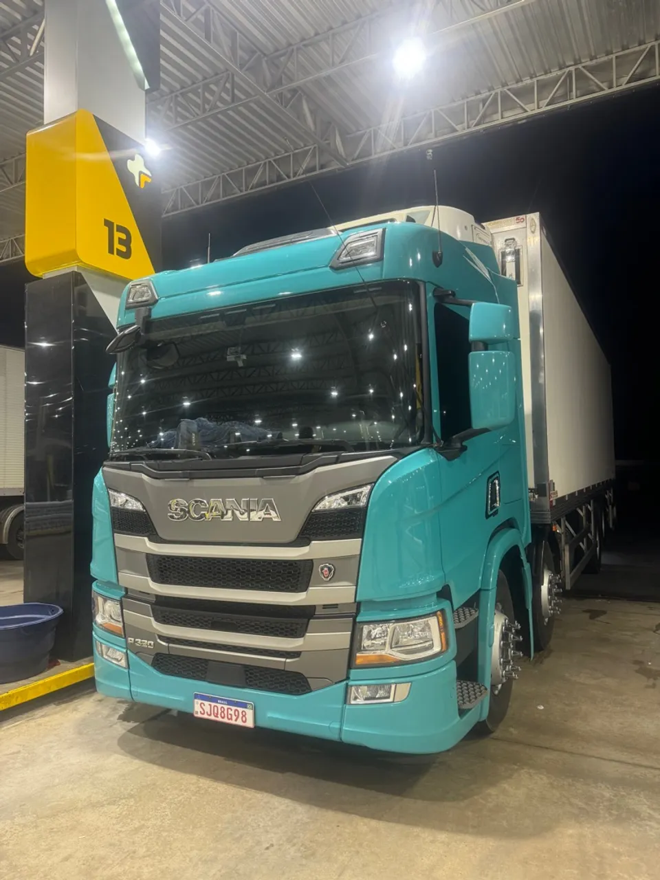 Scania P320 - Caminhão Baú Azul